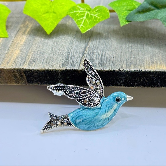 Jewelry - 🌻 3/$25 Elegant Flying Blue Bird Brooch